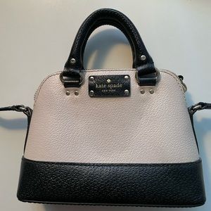 Kate Spade mini hand bag in the color: Beige and black